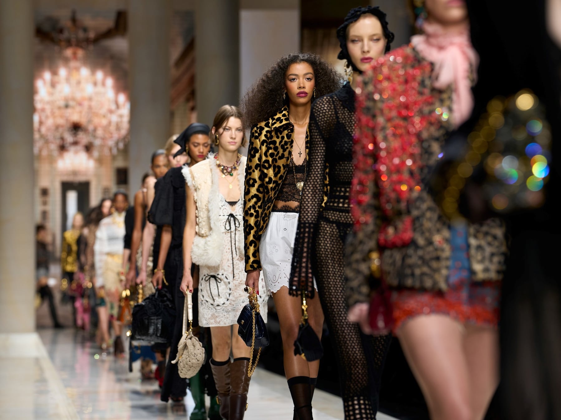 Milán cerró su semana de la moda con brillos, aberturas y un guiño a los años 2000