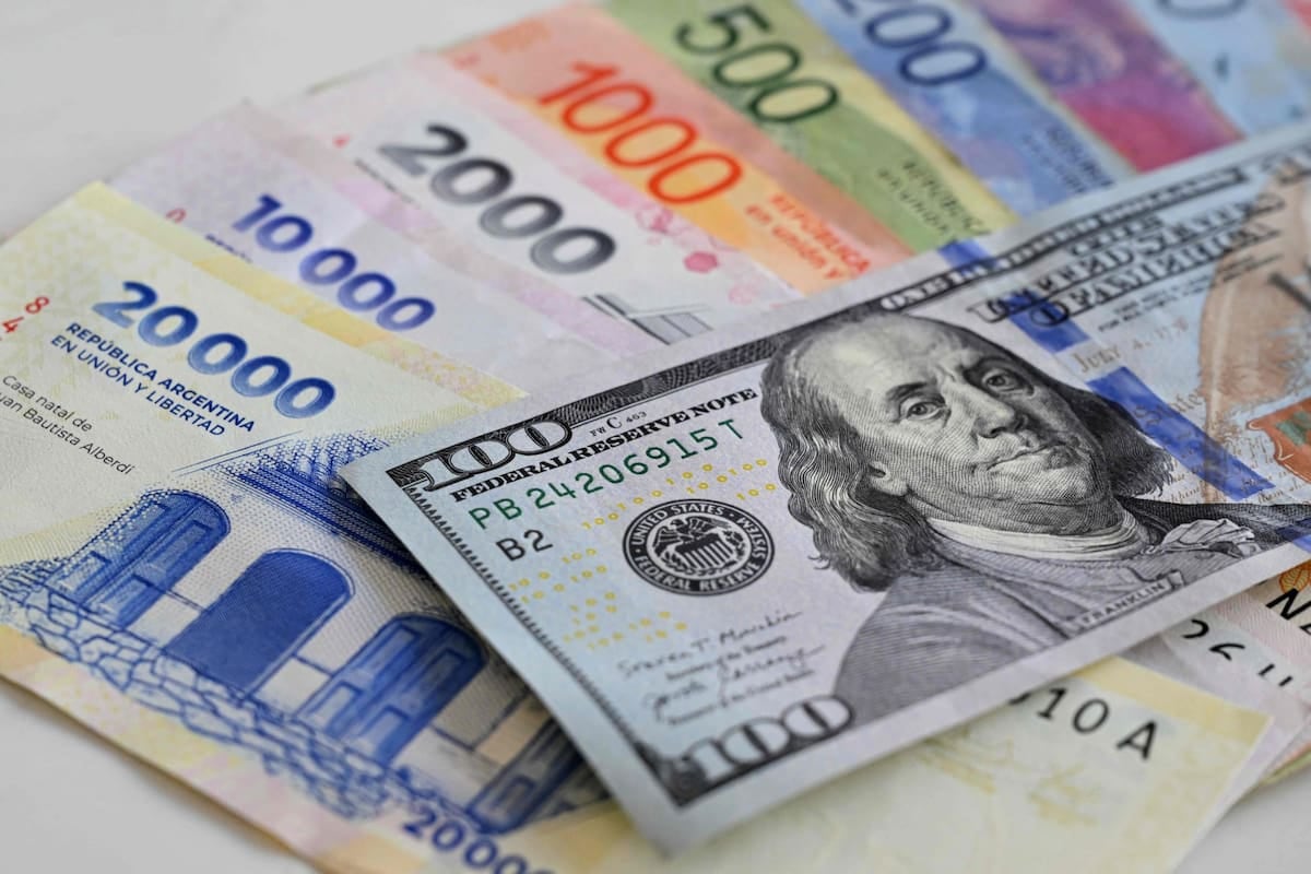 La Argentina se abarató en dólares por segundo mes seguido, pero la ropa y los restaurantes mantienen la cima regional