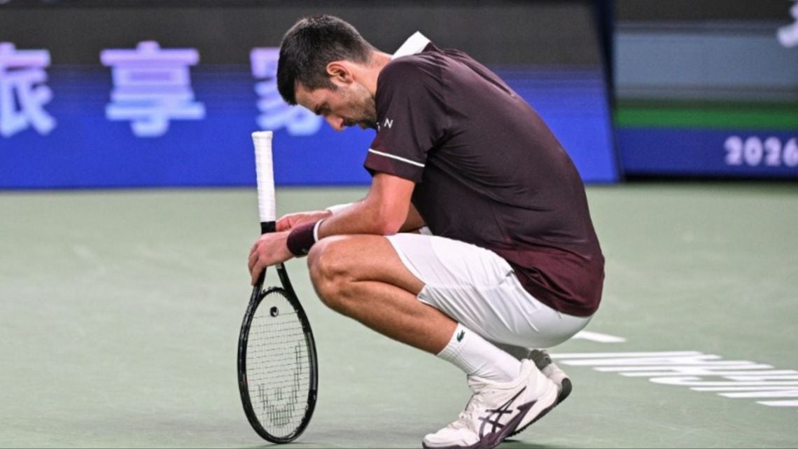 El reloj le pasa la cuenta: Djokovic se cayó en Shanghái y la pelea por Torino se le puso brava
