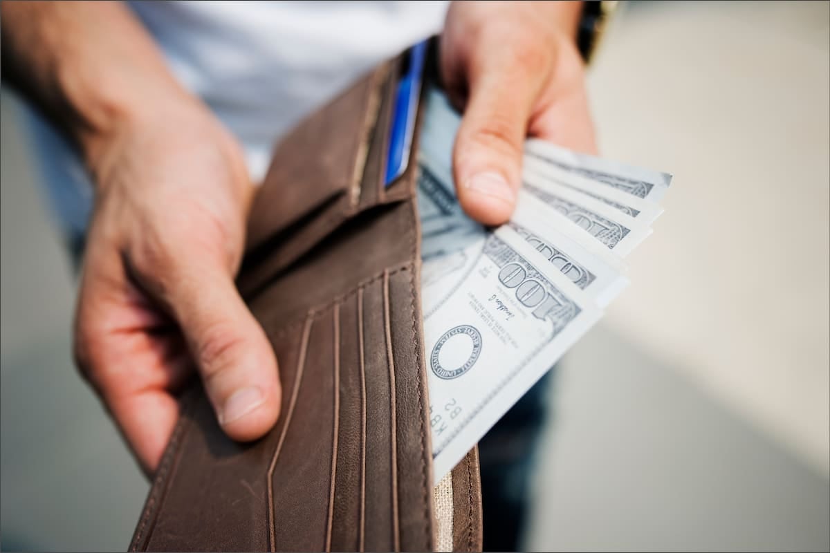 El mercado cambiario cerró la semana con el blue y el oficial casi igualados en el umbral de los mil quinientos pesos