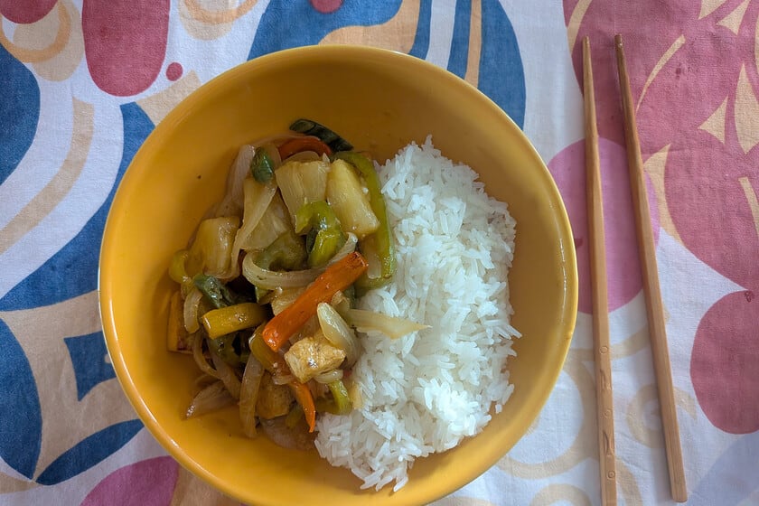 Tofu agridulce con piña: la versión vegana del clásico salteado chino que se cocina en menos de quince minutos