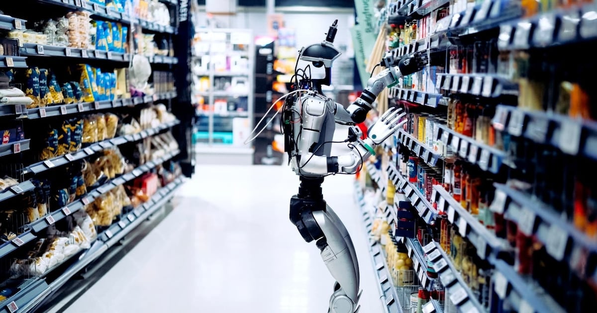 La noche tiene quien le trabaje: robots humanoides prueban reponer góndolas en supermercados de Dinamarca