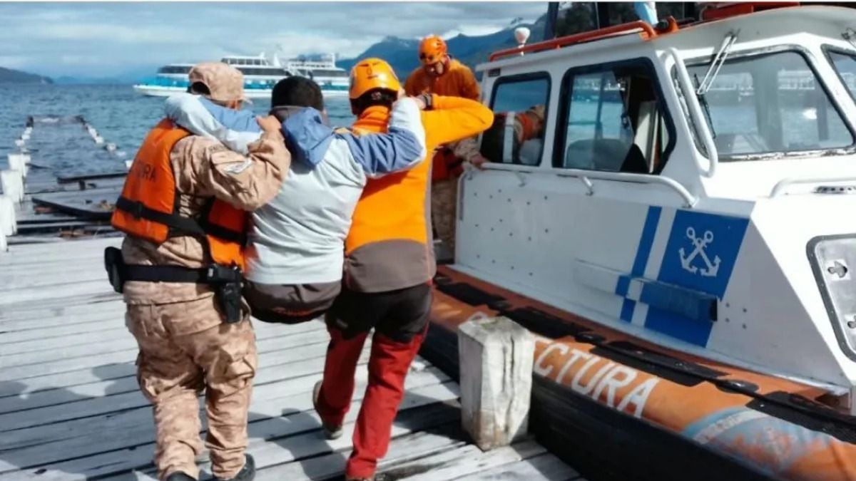 Evacuaron por el lago Nahuel Huapi a un turista herido en el sendero al Bosque de los Arrayanes