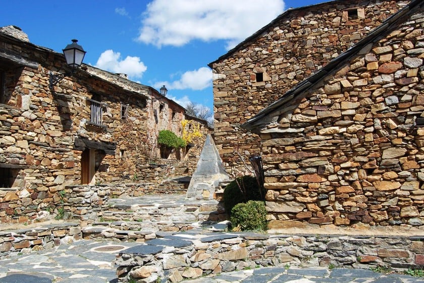 Umbralejo: el pueblo de piedra que volvió a la vida dentro del Parque Natural Sierra Norte
