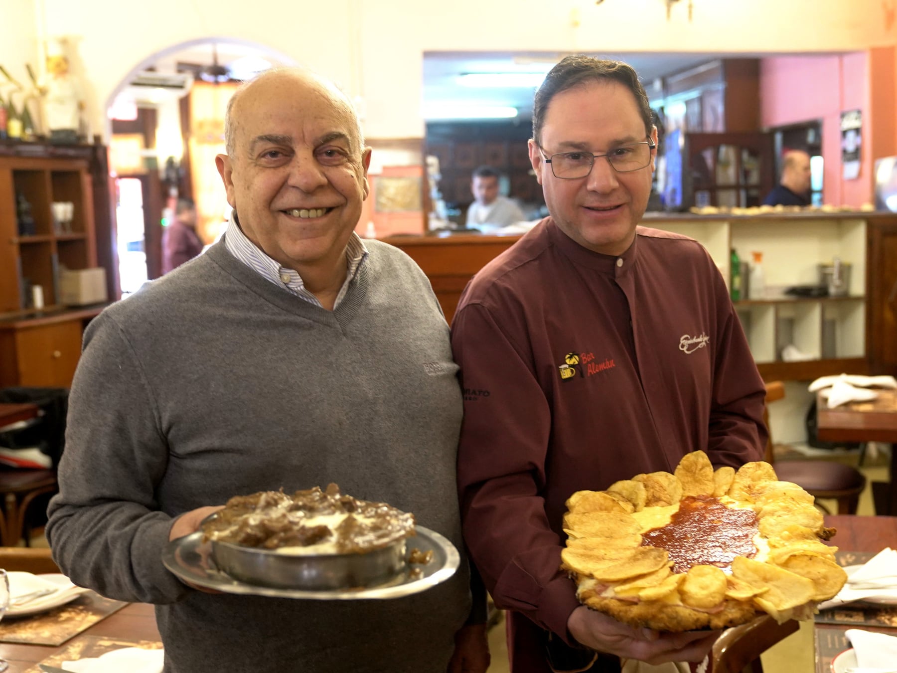 El bodegón de Villa Devoto que cumplió más de un siglo y hace de la milanesa napolitana su sello de fábrica