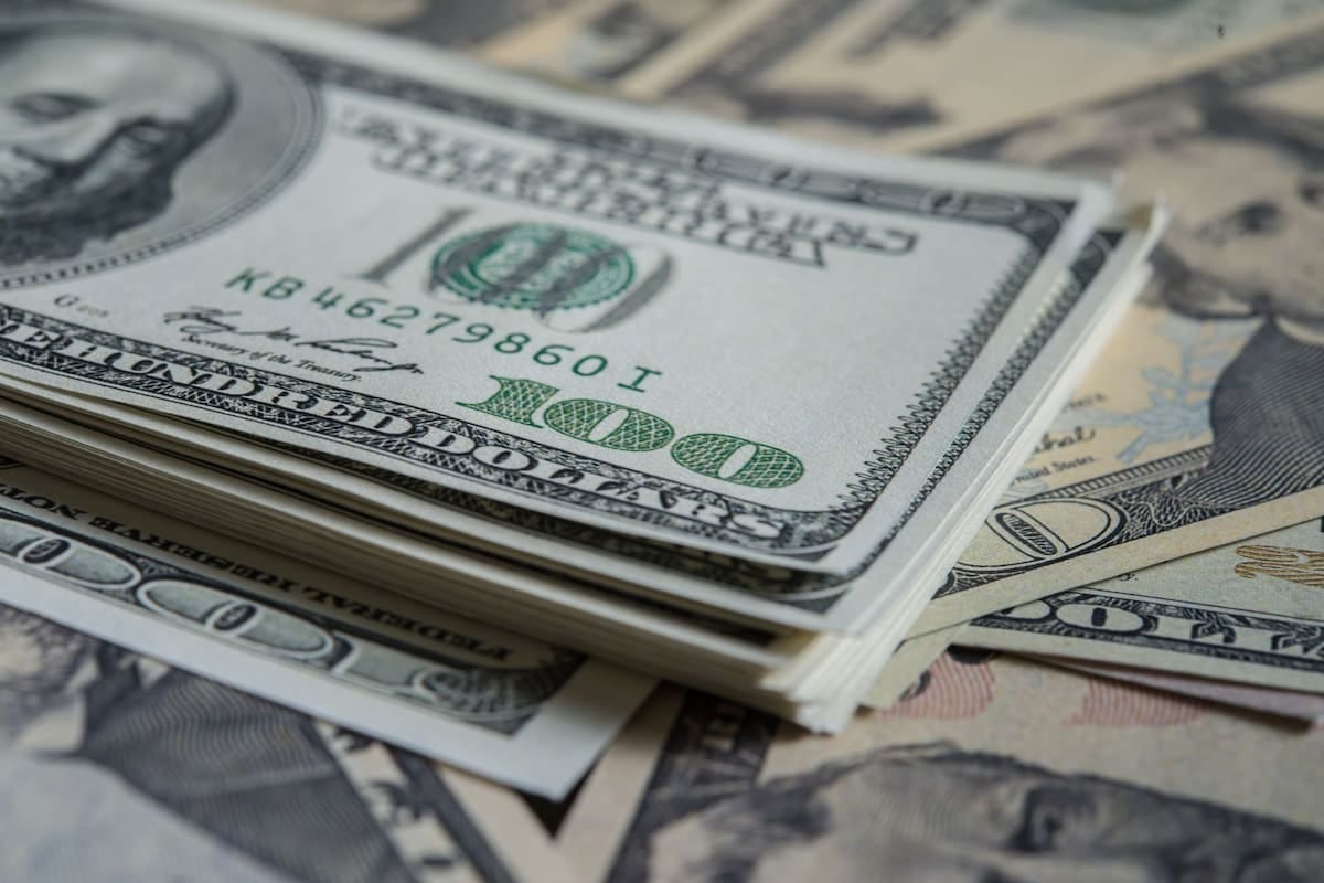 El techo del dólar oficial para noviembre se recalcula en torno a los $1.989 y la brecha con el mayorista se ensancha