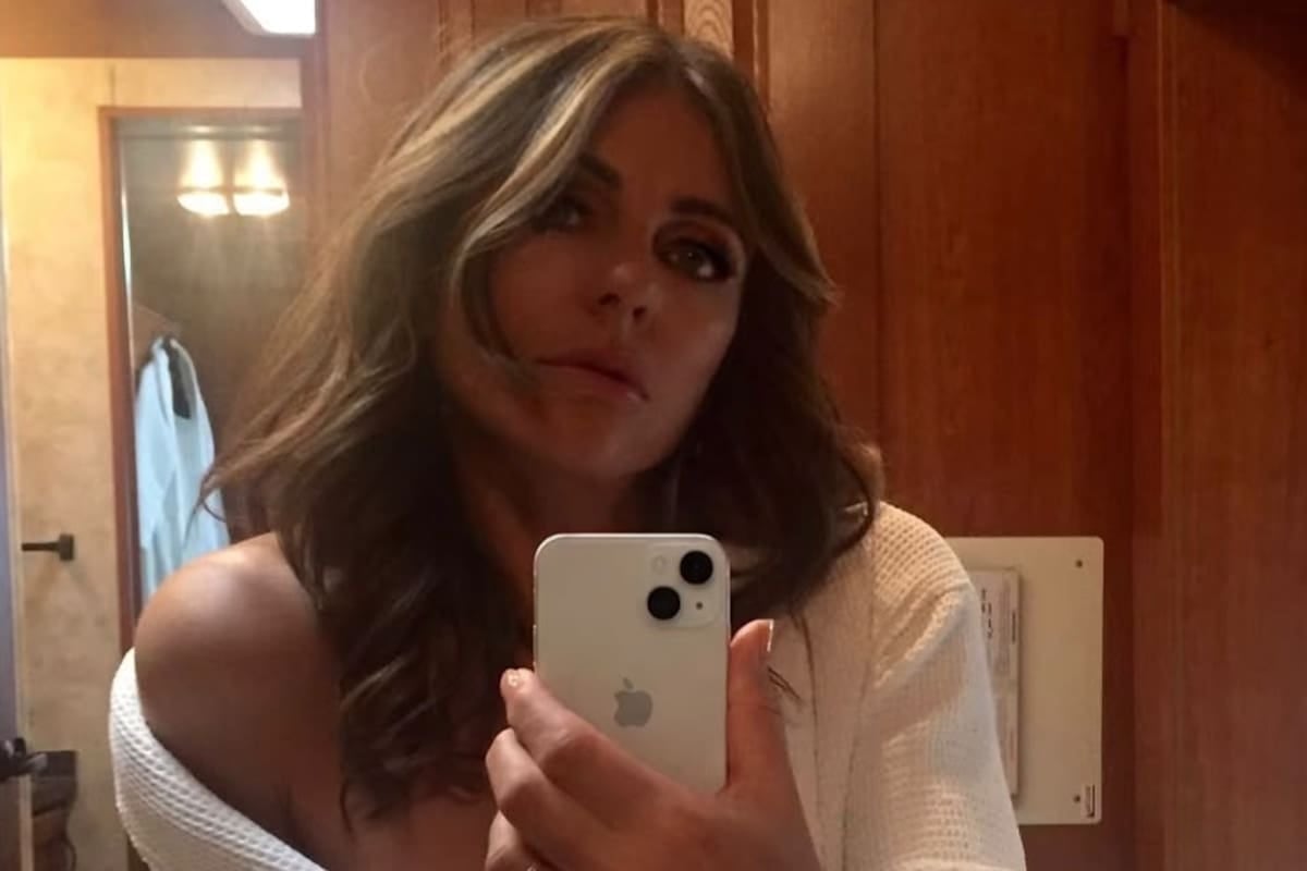 Elizabeth Hurley volvió al set de The Burbs y un anillo en su mano izquierda encendió las redes