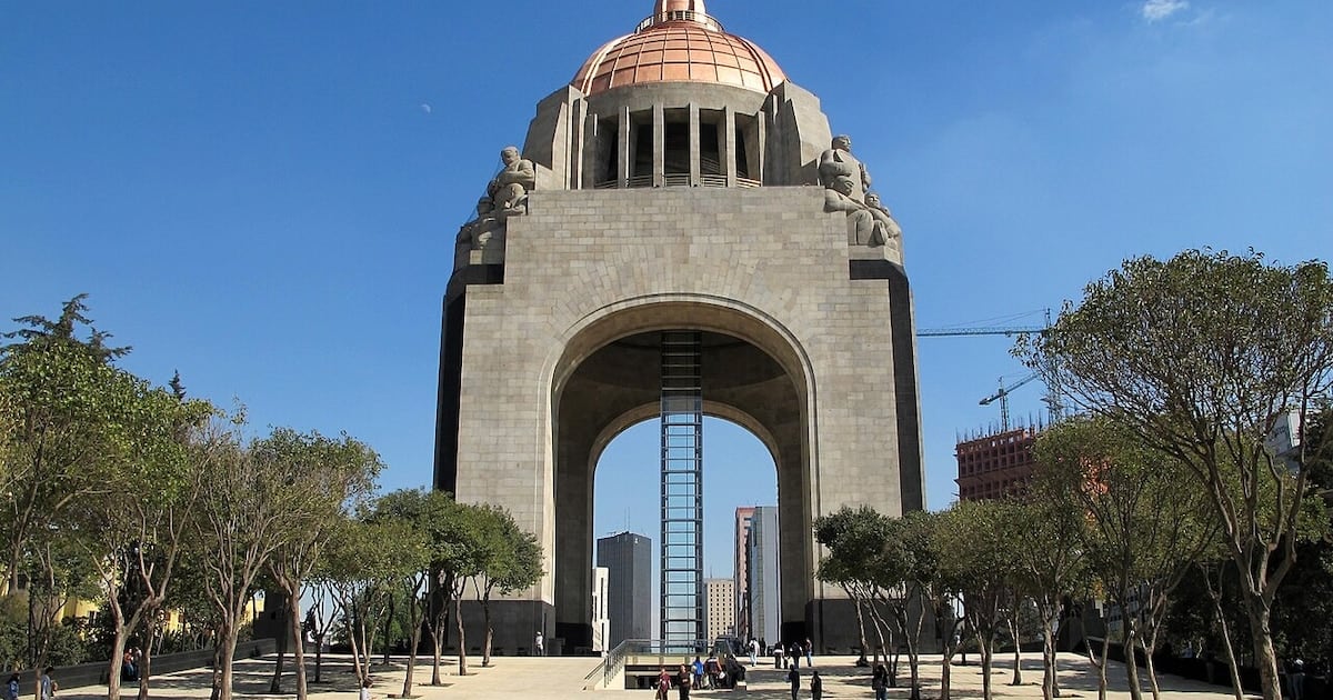 El monumento que se subió a 67 metros: la mole de la Plaza de la República y su historia detrás del arco