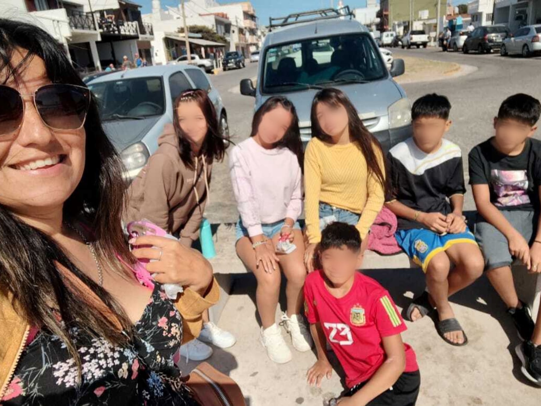 María Laura, la maestra que se plantó ante un juez y eligió a seis hermanos: hoy son nueve en la mesa