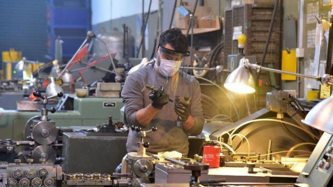 La industria opera con cuatro de cada diez puntos de su capacidad ociosa y la informalidad gana terreno entre los trabajadores desplazados
