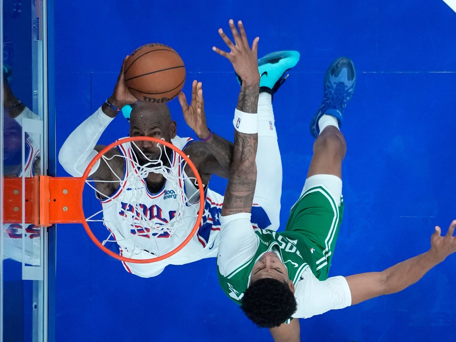 LeBron James volvió a sentirse gigante en Philadelphia y volvió a ilusionar a un equipo que necesita su magia