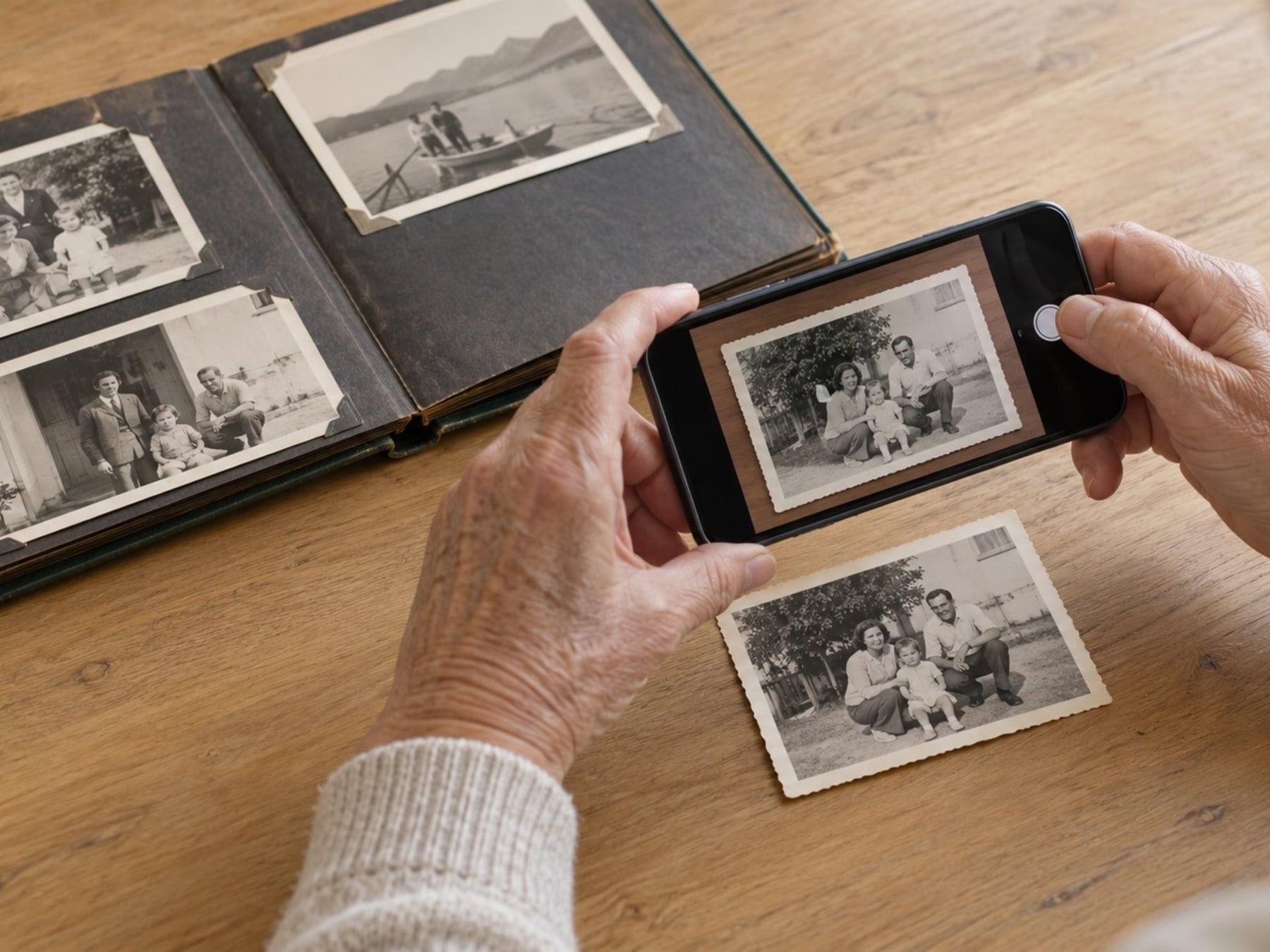 De la caja al celular: cómo pasar las fotos viejas al teléfono sin perderlas en el intento