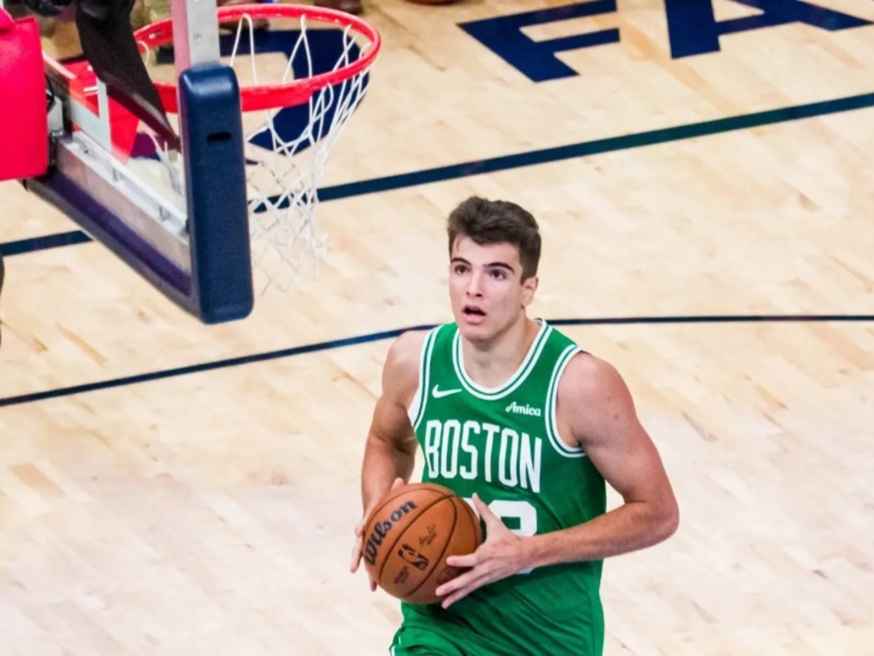 Cinco pasos de más, cero silbatazo: González desató el debate en la NBA