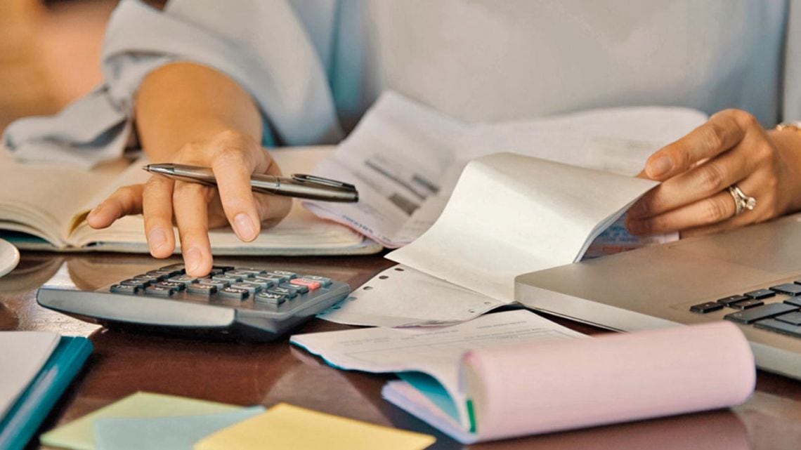 Mora de las familias en 12,81%: crecen los créditos tomados para comprar comida y los pagos en supermercados se deterioran
