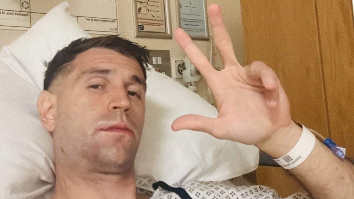 Dibu Martínez, operado y con el alta bajo el brazo: el arco del Chelsea respira aunque queda en stand by