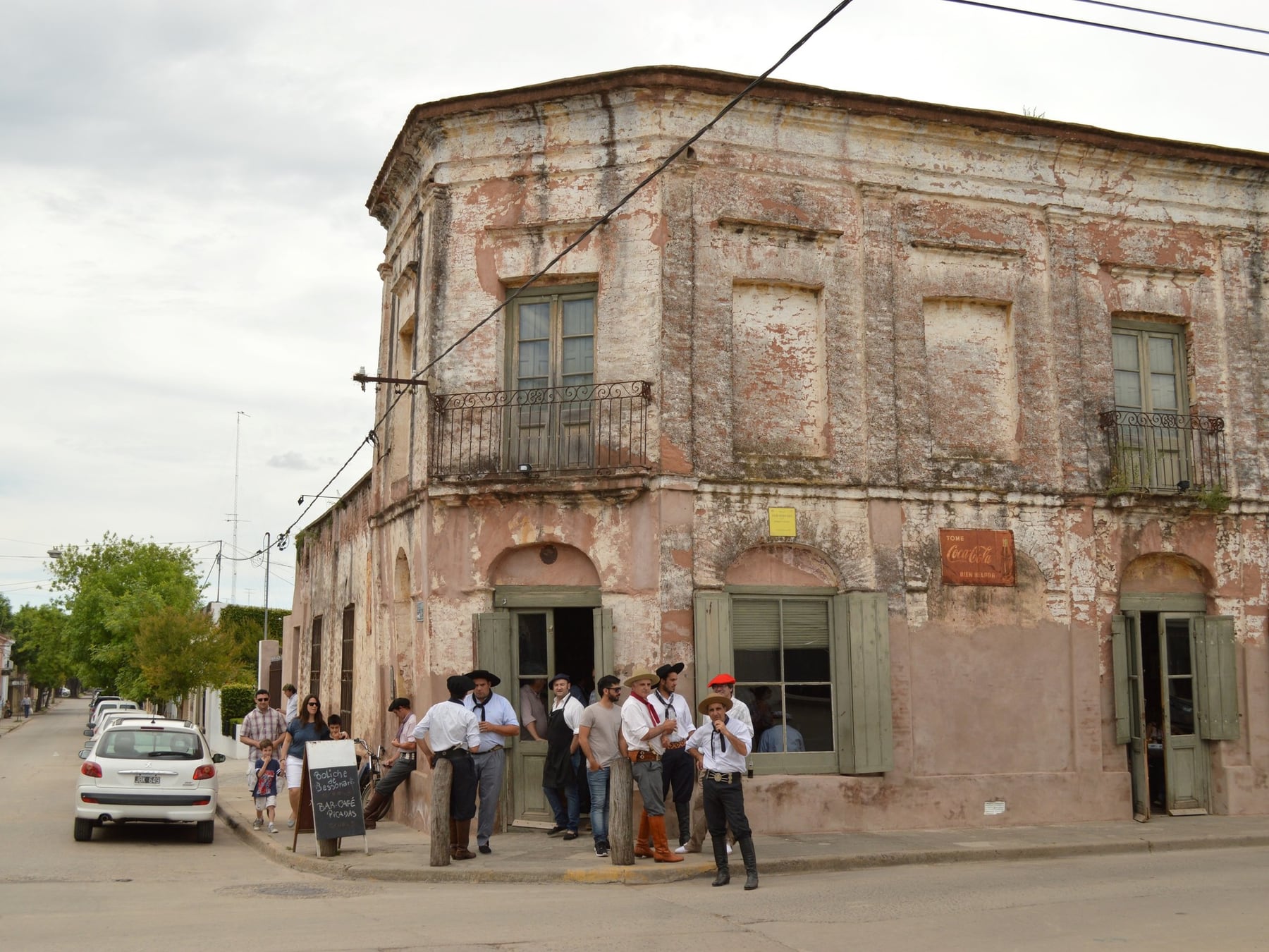 A 113 kilómetros: el pueblo de los gauchos se reinventa entre talleres, joyeros y una galería a cielo abierto