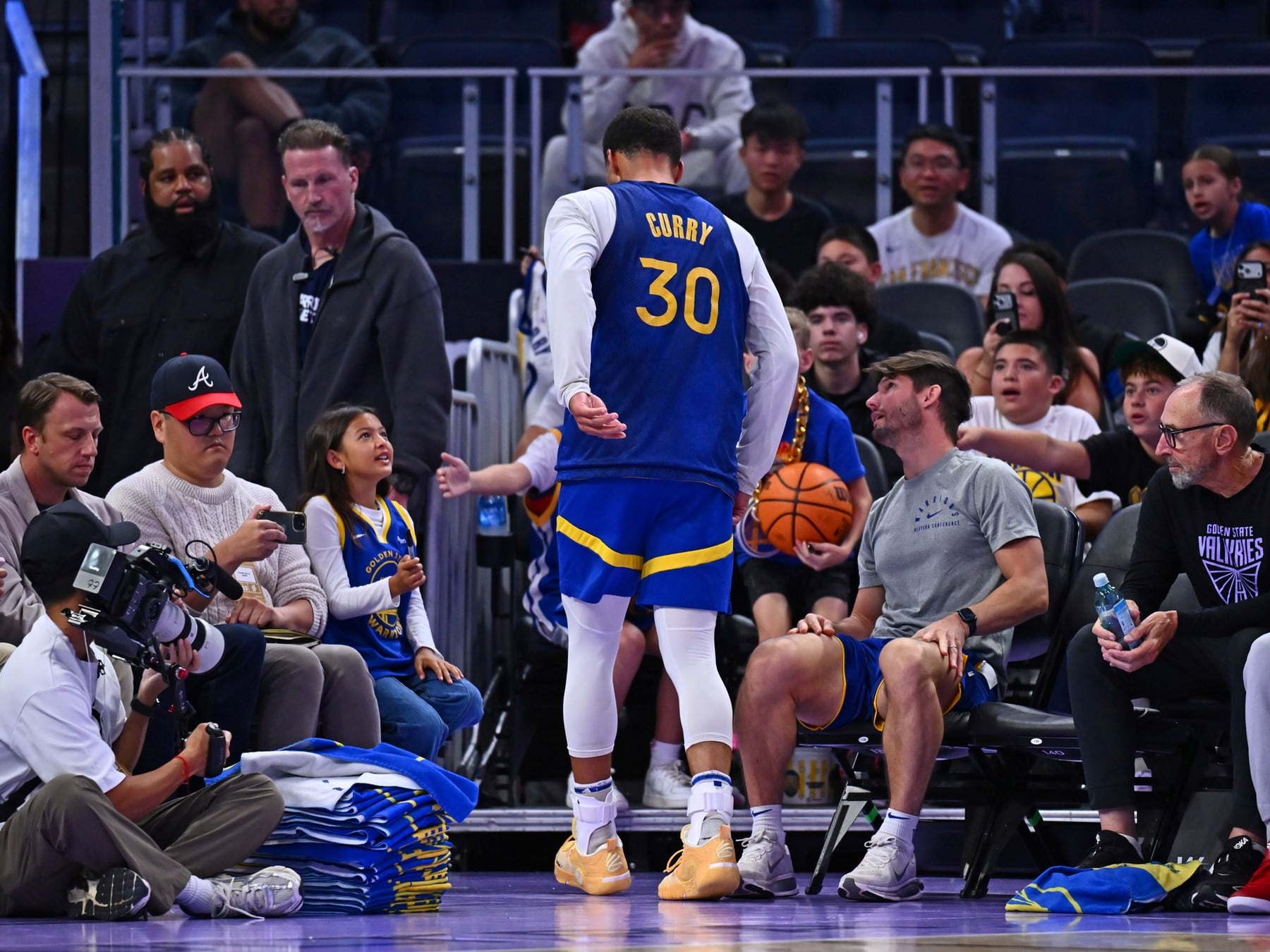 Curry aceptó menos plata para quedarse y se fue cojeando del Chase Center