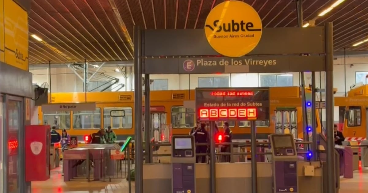 Dos delegados del subte fueron detenidos en plena protesta y la red quedó paralizada por varias horas