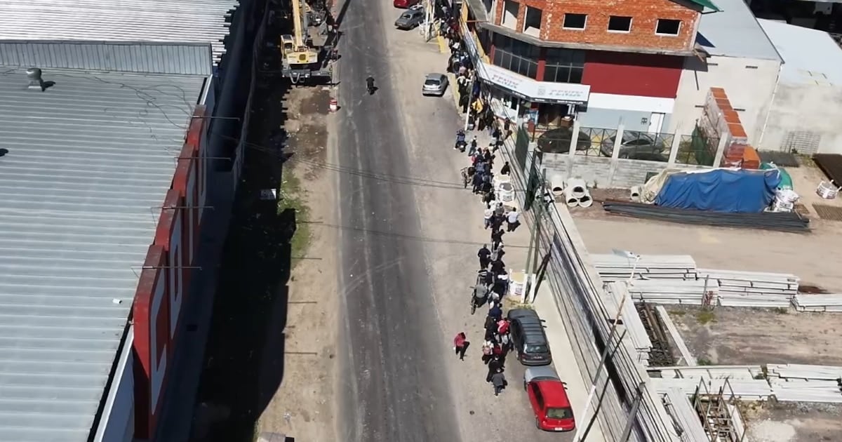 Una distribuidora de Ezeiza expuso la fragilidad del mercado laboral con una fila que superó las diez cuadras
