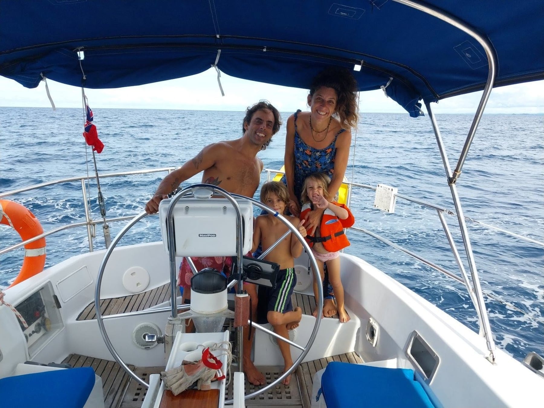 Polinesia Francesa: dos argentinos llevan dos años navegando entre Tahití y Bora Bora