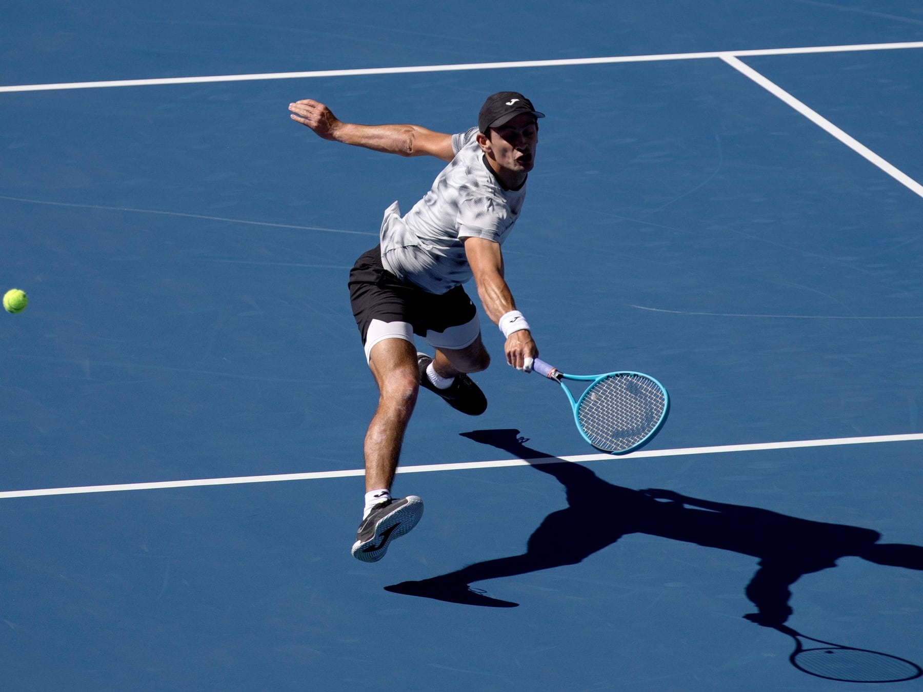 Navone sacó a relucir su carácter, sobrevivió al tie-break ante Cerúndolo y sigue firme en Bruselas