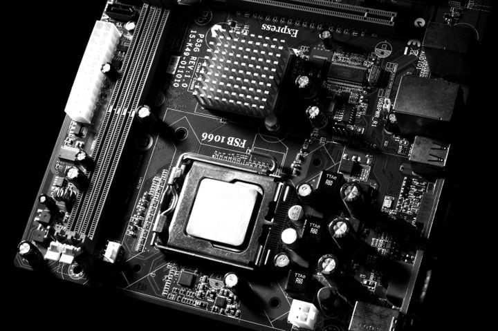 Placas con cara de anime y corazón AMD: GIGABYTE mete ilustraciones en lo último de su línea ICE