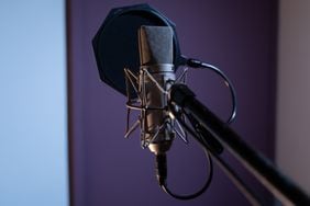 Del suspense en los auriculares a la pantalla: Relatos de la Noche desembarca en Disney+