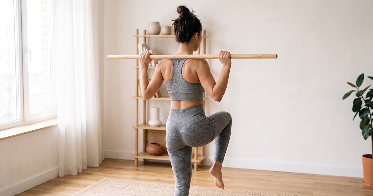Tres movimientos con un palo para entrenar el core en casa