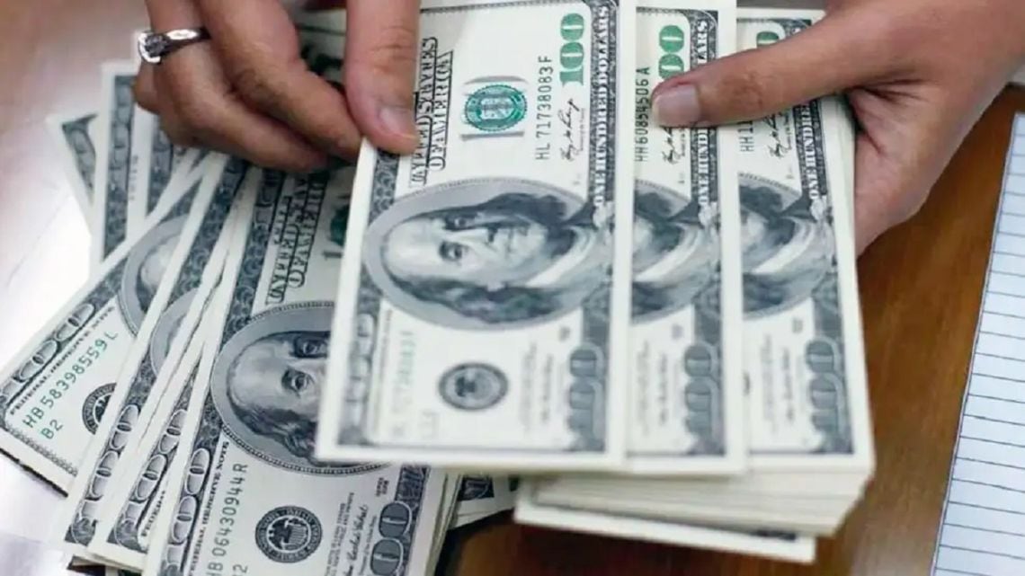 El dólar oficial alcanzó un máximo de $1.550 y redujo la brecha con el blue