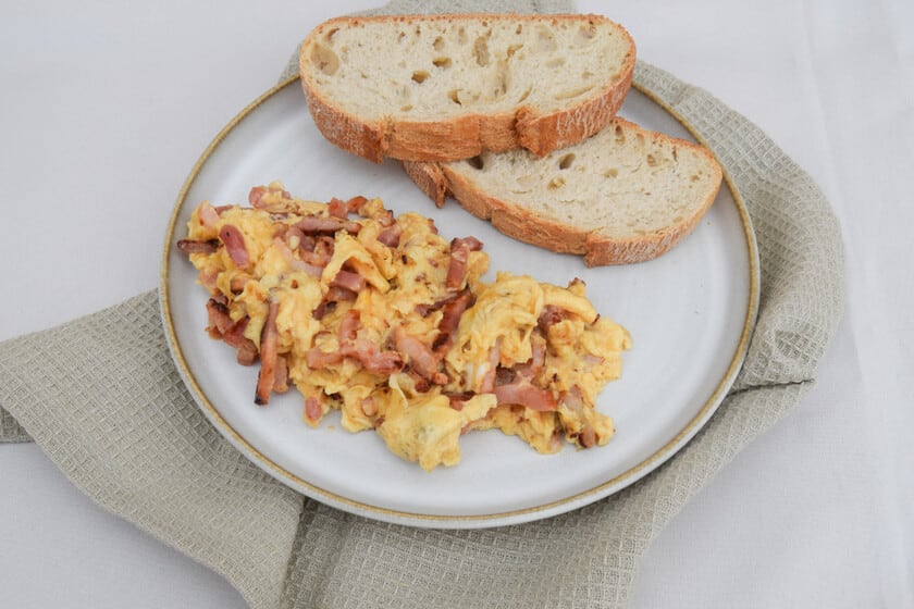 Huevos revueltos con bacon: cómo lograr una textura cremosa sin complicar la cocina